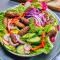 pflanzliche-cevapcici-mood_acc96a78-0a8a-4331-9040-3ca8e39d1f6e.webp